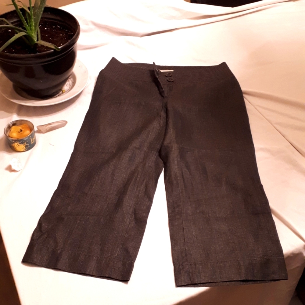 Womans,Size 4,Flare Bottom Capris.